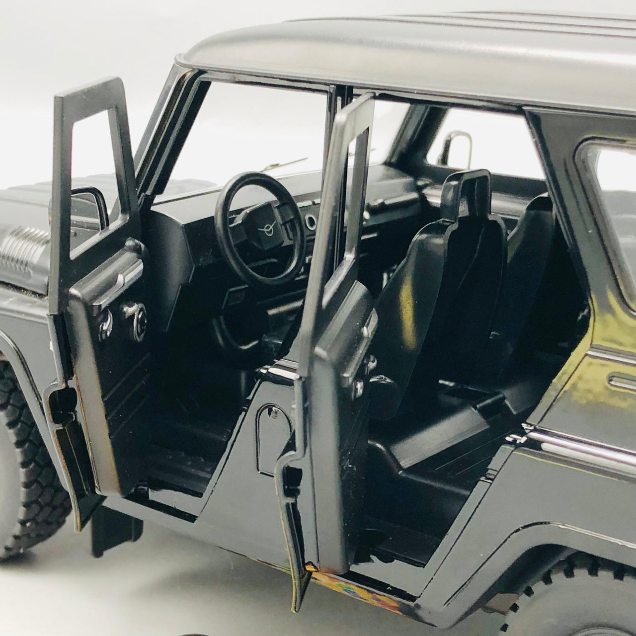 1:18 Diecast Russia UAZ Hunter SUV Model