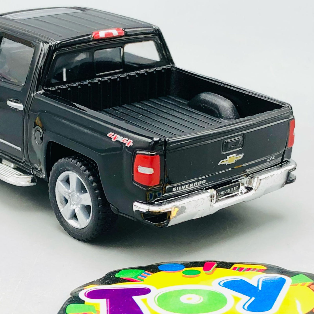 1:46 Kinsmart 2014 Chevrolet Silverado Model