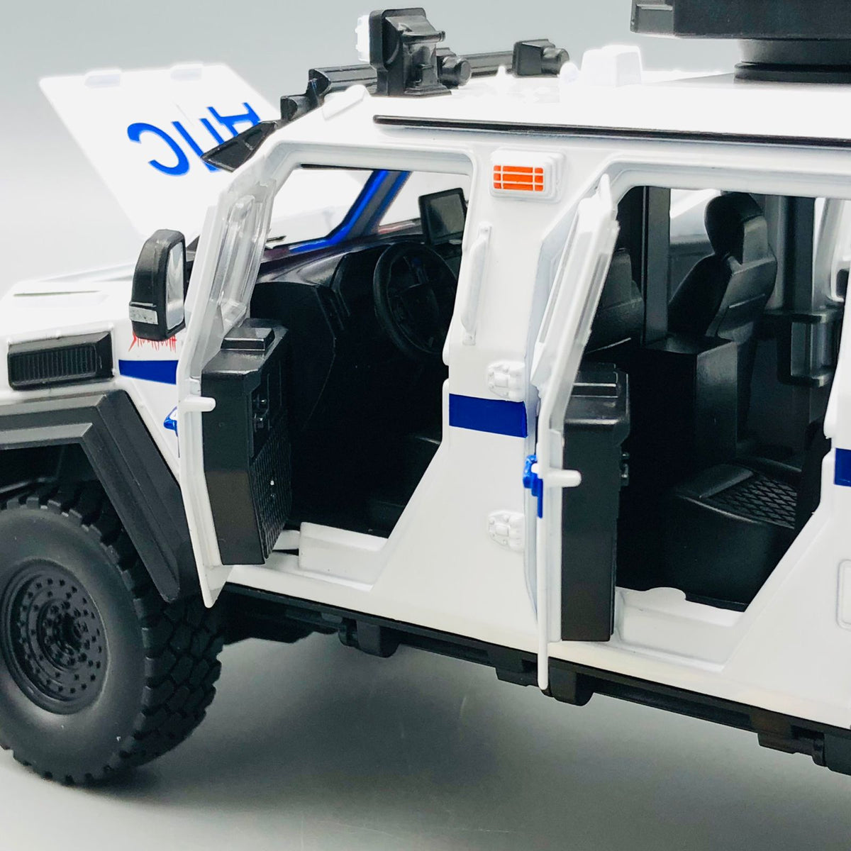 1:24 Diecast Sabertooth Tiger Armor Vehicle
