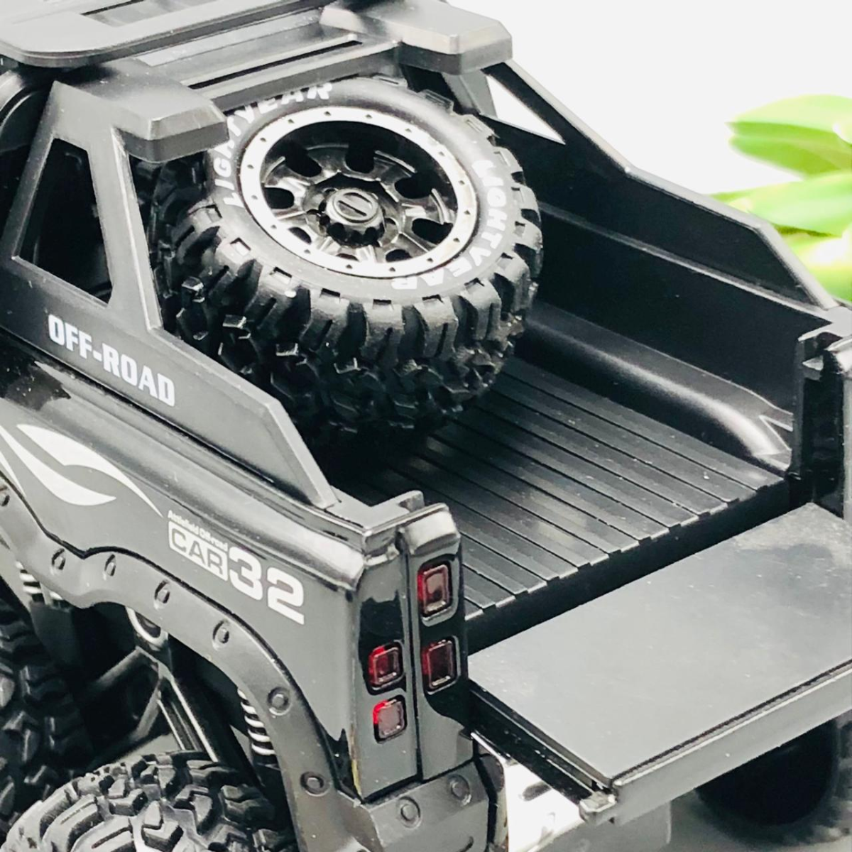 1:24 Diecast Land Rover Defender Off-Road Model