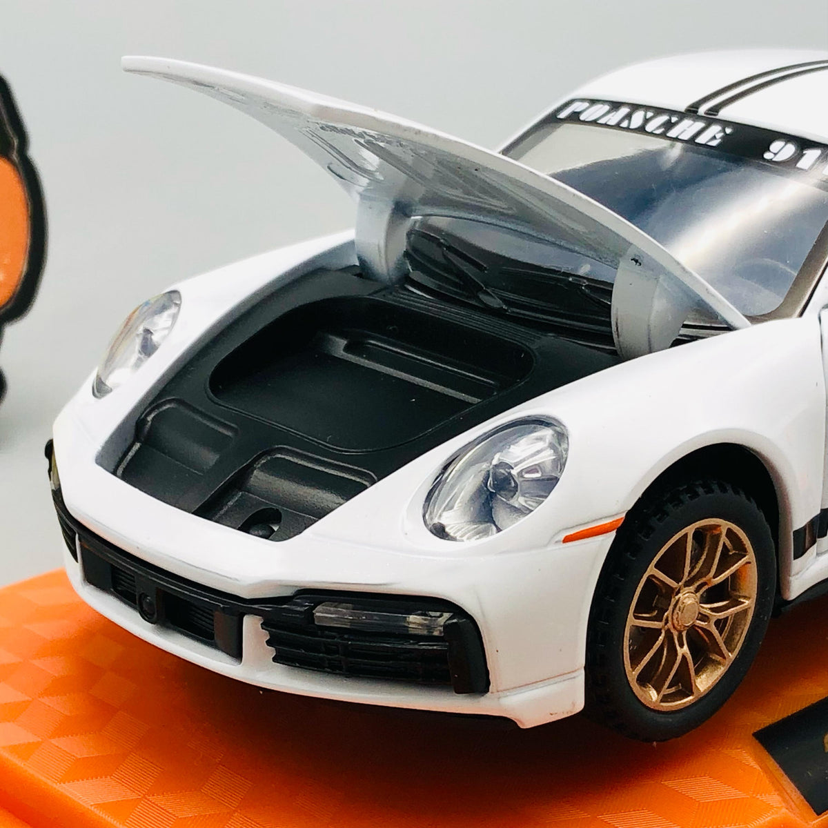 1:32 Diecast Porsche 911 Turbo S With Acrylic Display Box - White