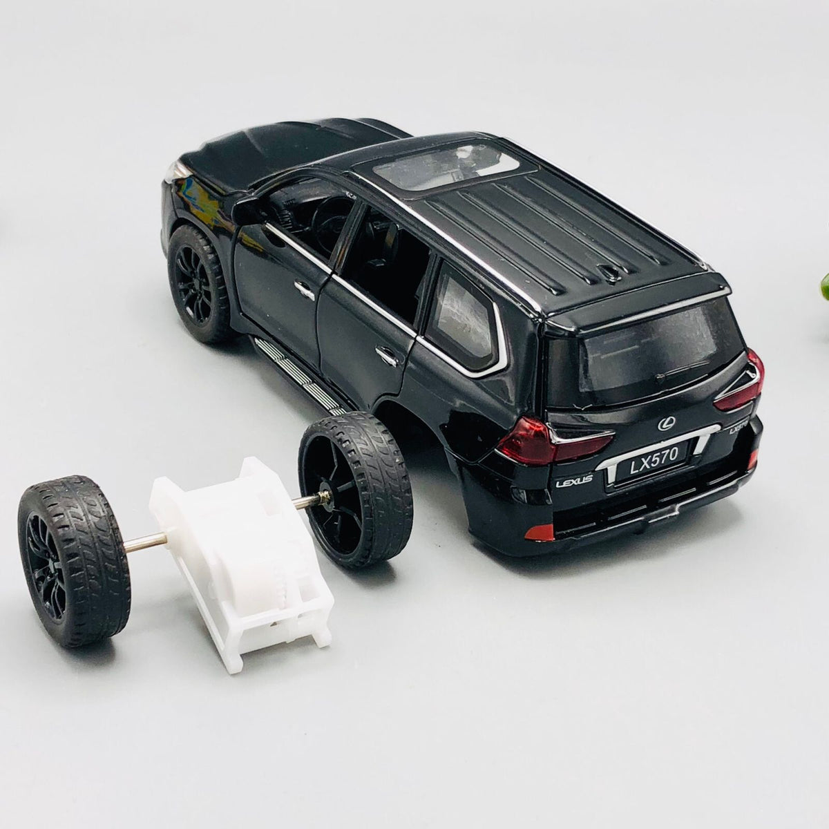 1:32 Diecast Lexus LX 570 - Assortment