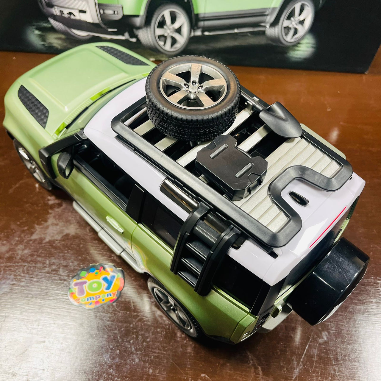 2.4GHz 1:12 RC Land Rover Defender 90 Model