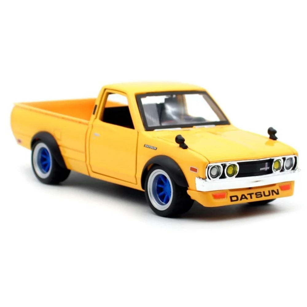 Maisto 1/24 Diecast Datsun Pick-up Truck