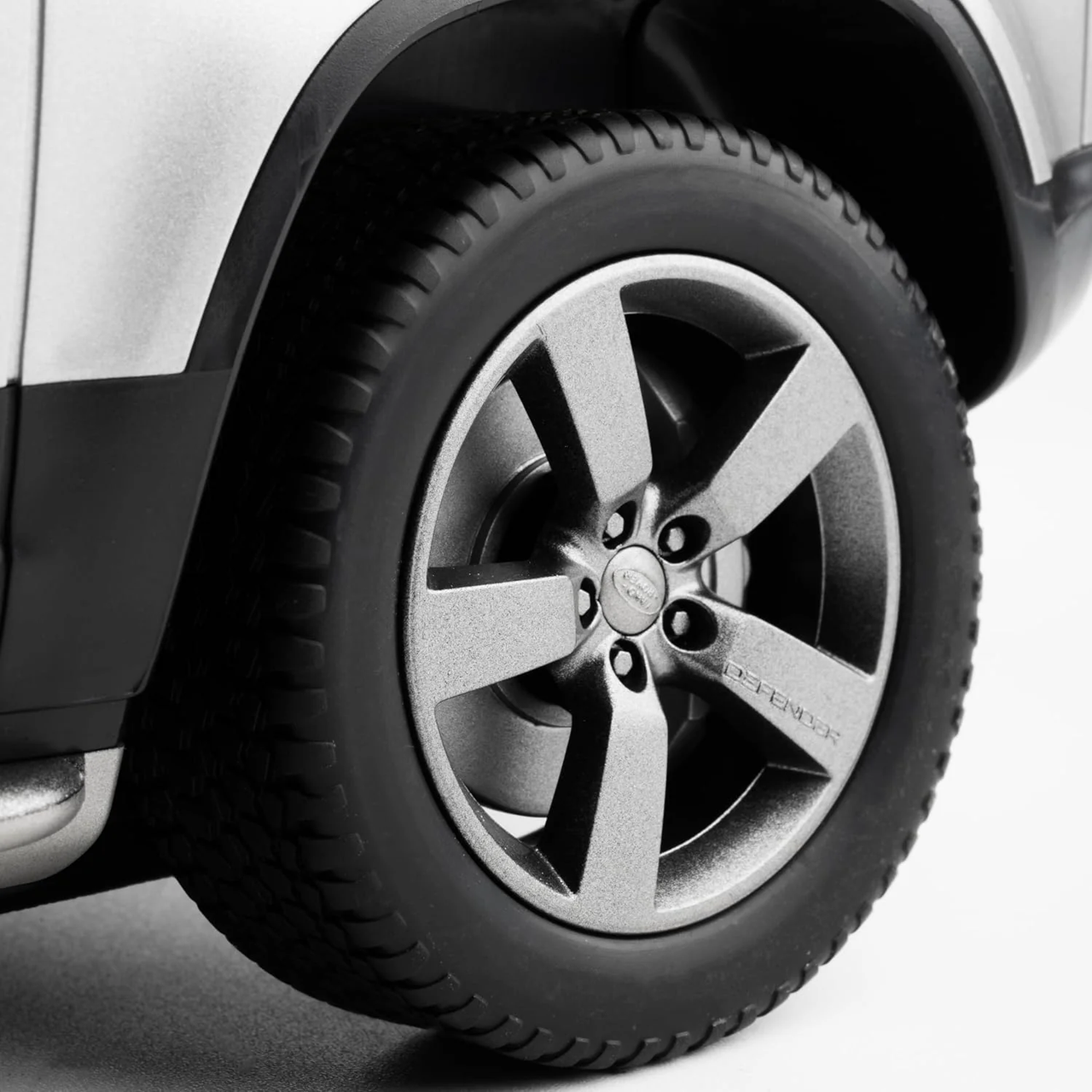 2.4GHz 1:12 RC Land Rover Defender 90 Model