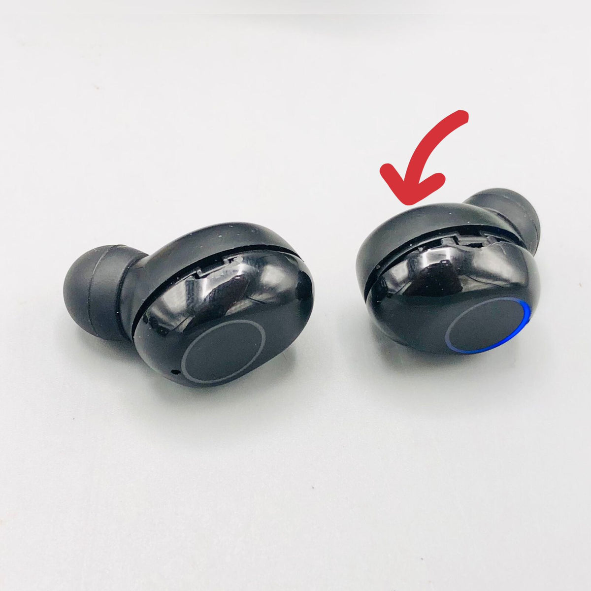 Please note that this toy have a minor fault in the form of a little broken piece. However, the good news is that this flaw is recoverable, ensuring that the overall quality and aesthetics of the toy can be easily restored.
