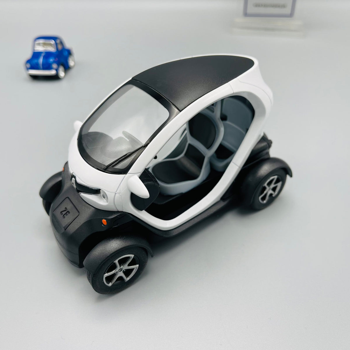 Kinsmart Metal Body Renault Twizy