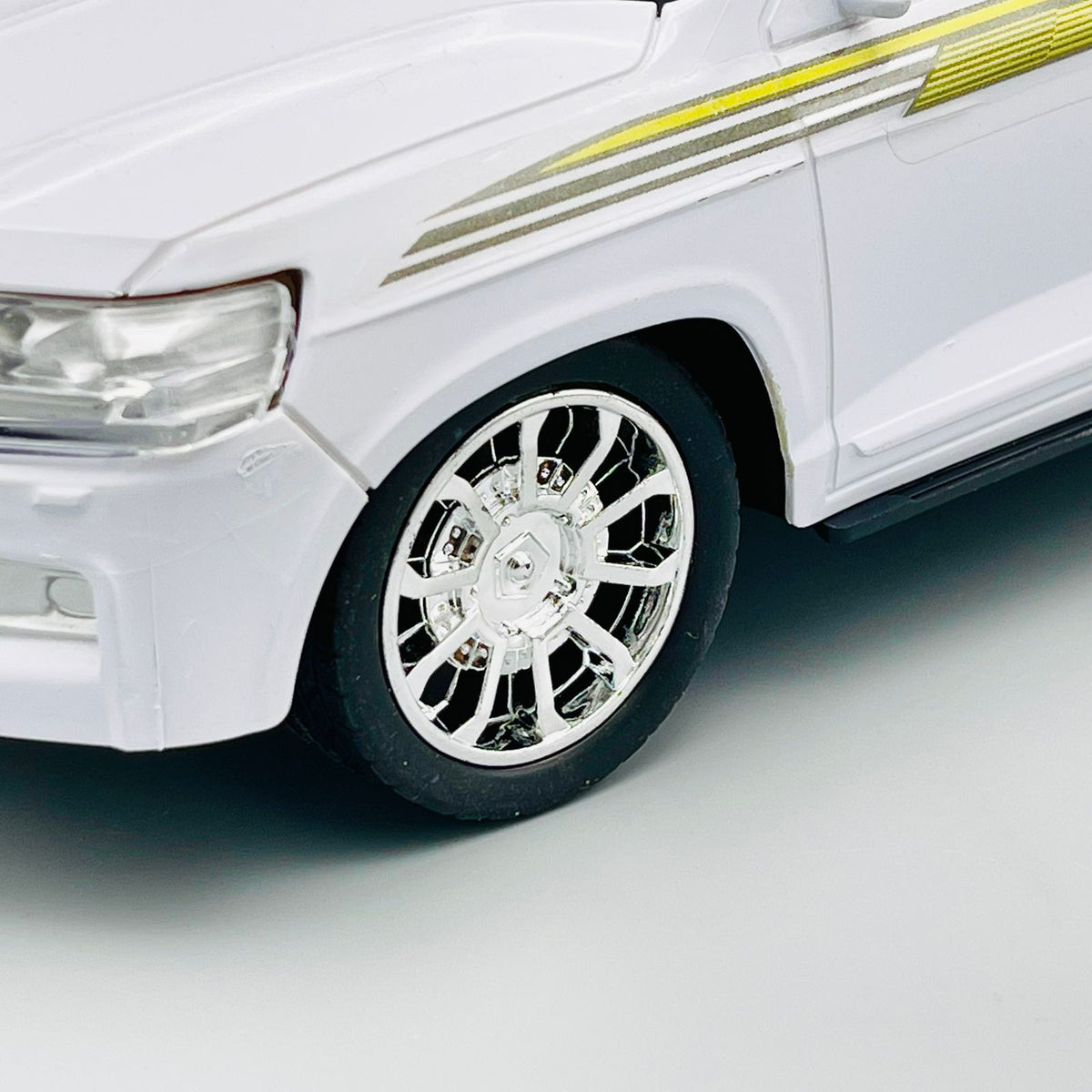1:16 Rechargeable Remote Control Model Car - Land Cruiser
