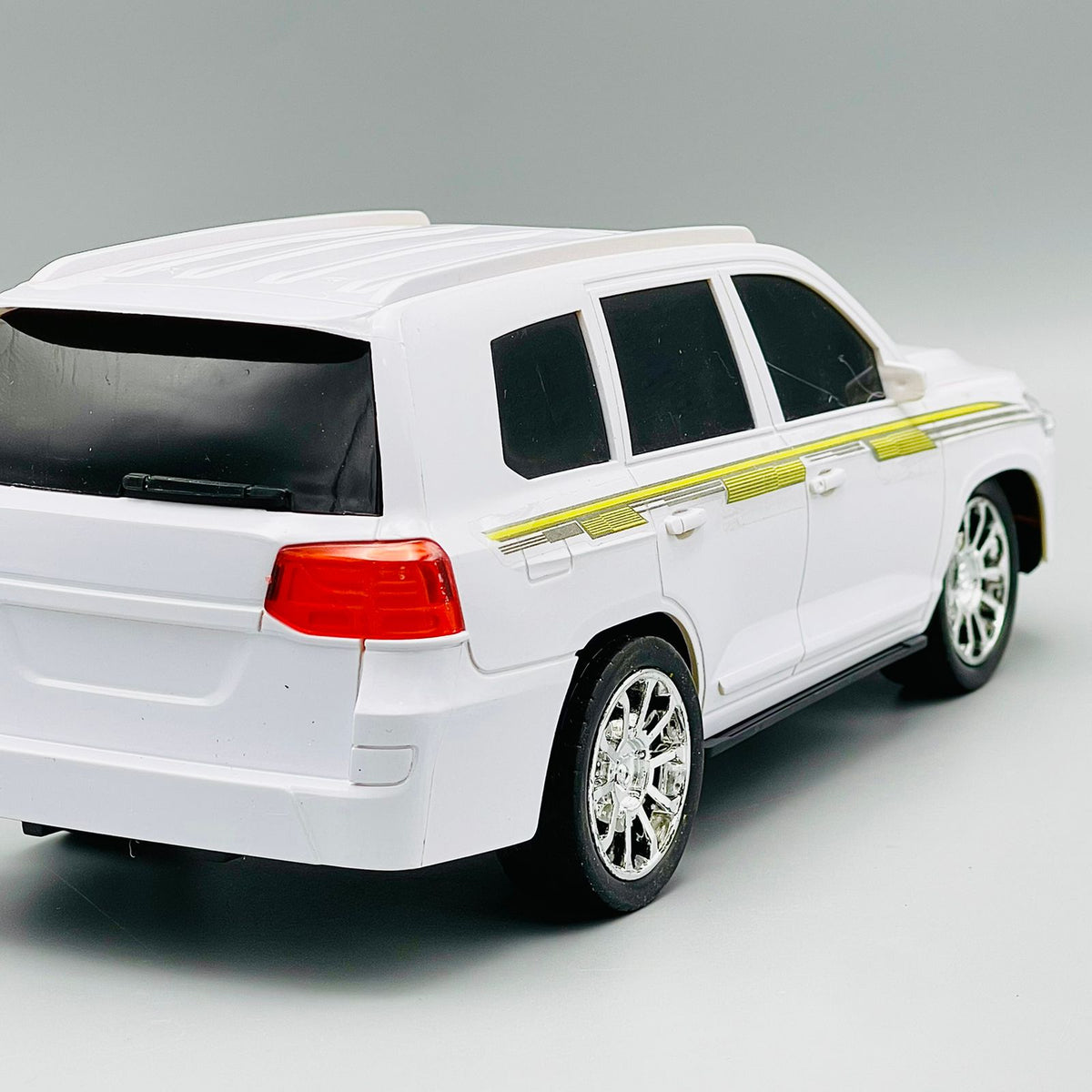 1:16 Rechargeable Remote Control Model Car - Land Cruiser