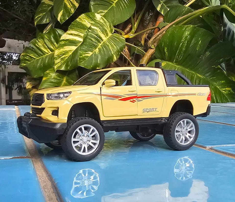 2Pc Diecast Mini Toyota Hilux Pullback Models