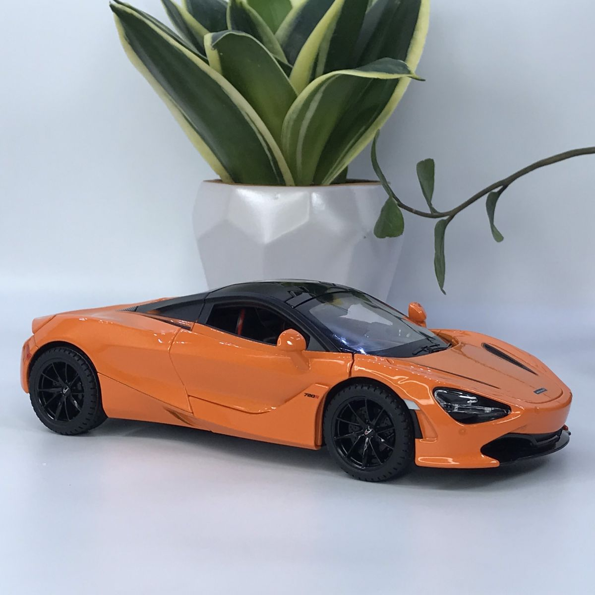 1:24 Diecast McLaren 720S Model With Acrylic Box