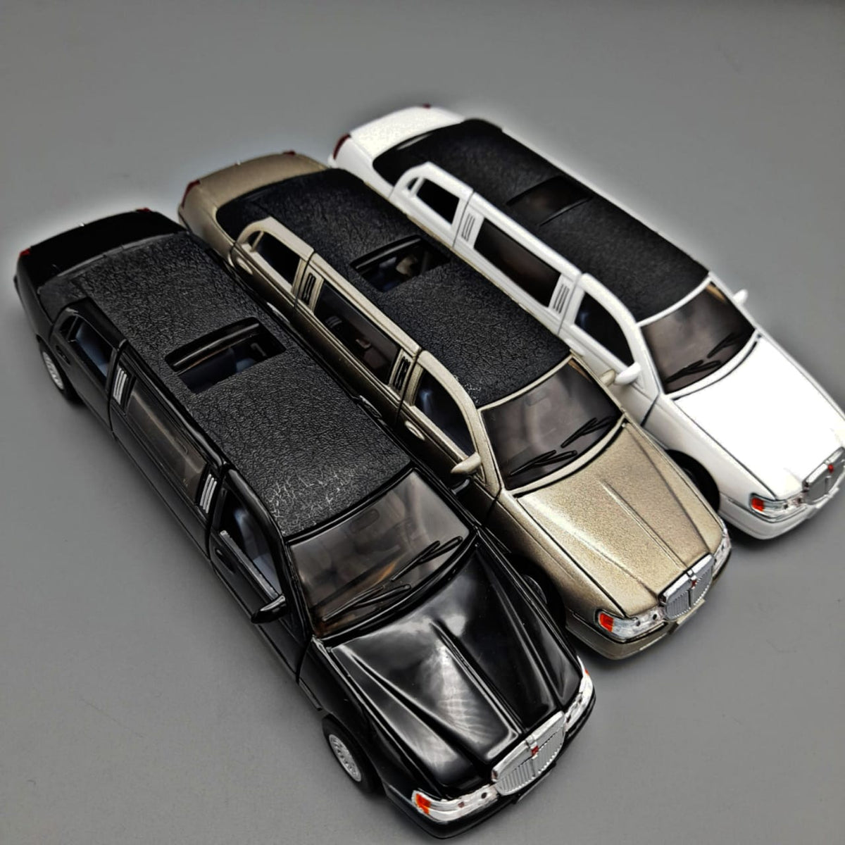 Kinsmart 1:38 Scale Diecast 1999 Limousine