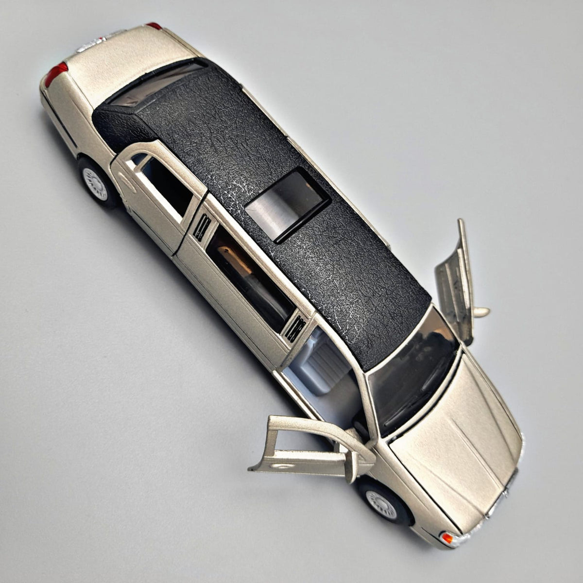 Kinsmart 1:38 Scale Diecast 1999 Limousine