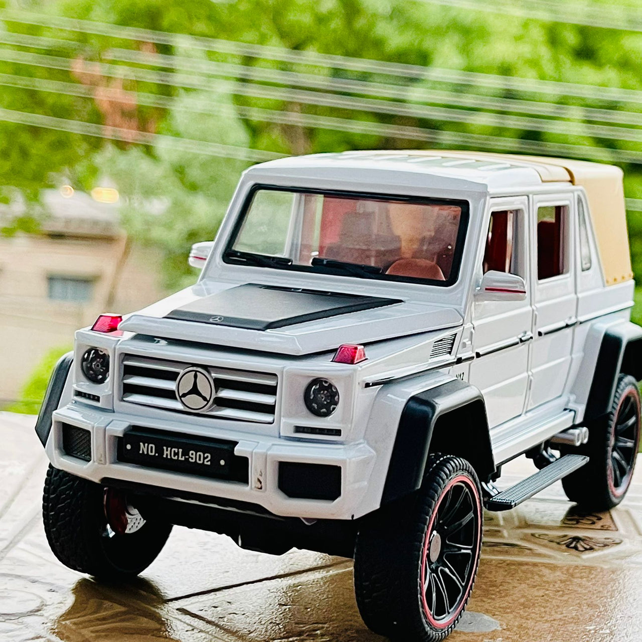 Diecast Mercedes Benz G500 with Top Cover