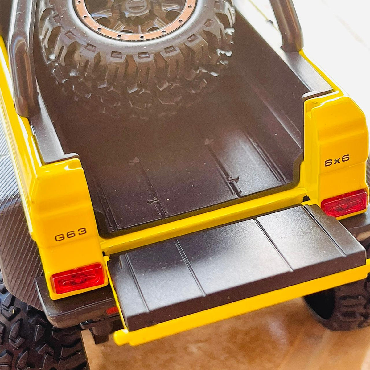 Diecast 1:24 Scale Mercedez AMG G63 6x6