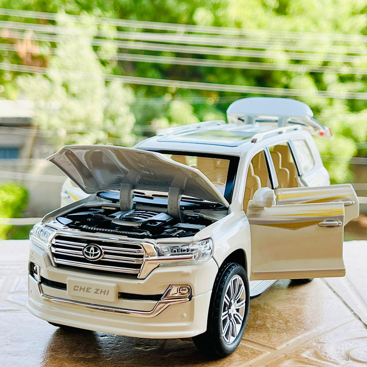 Diecast 1:24 Scale Land Cruiser V8 LC200
