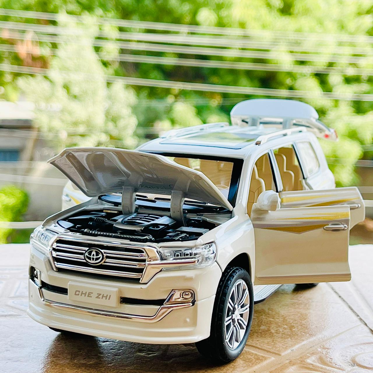 Diecast 1:24 Scale Land Cruiser V8 LC200