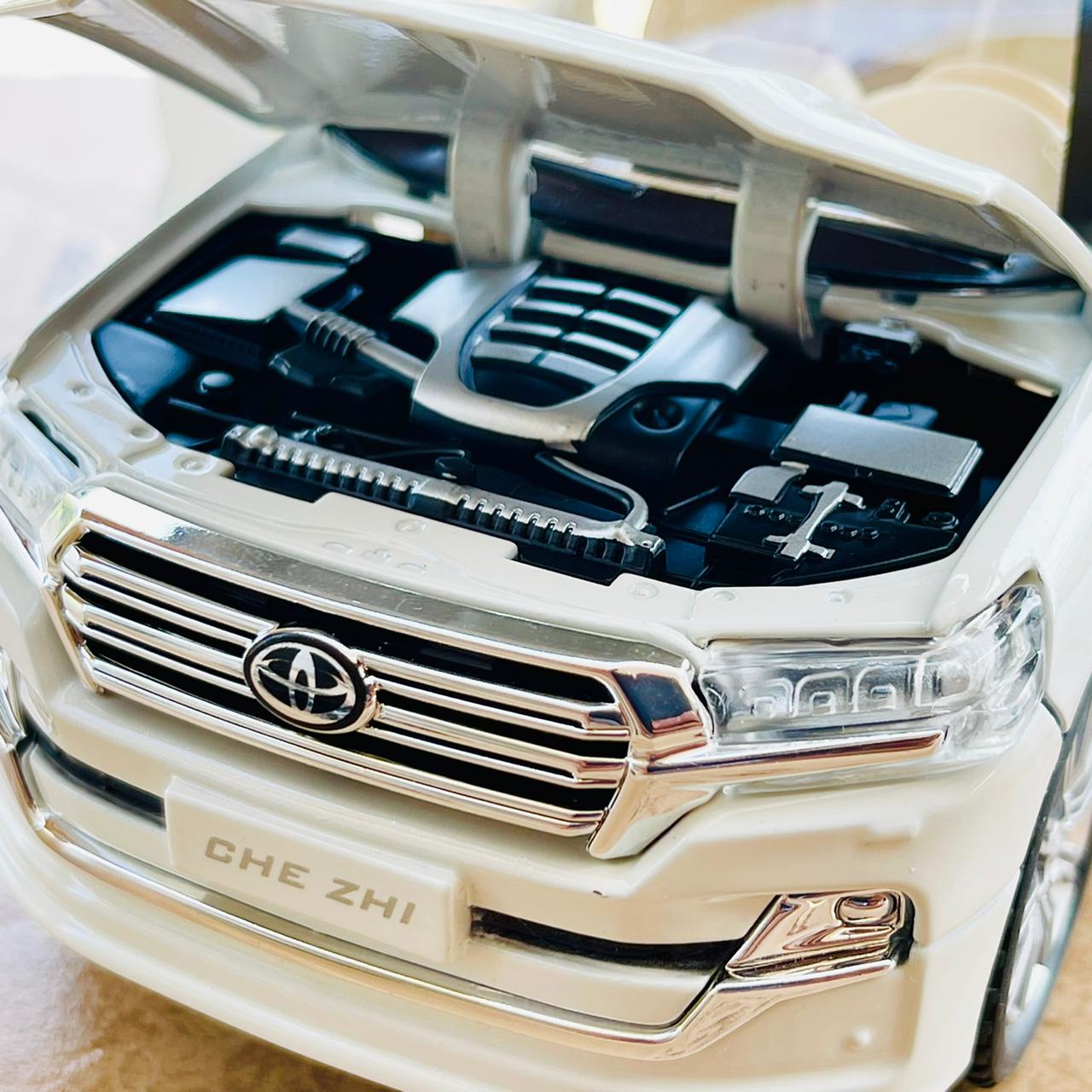 Diecast 1:24 Scale Land Cruiser V8 LC200