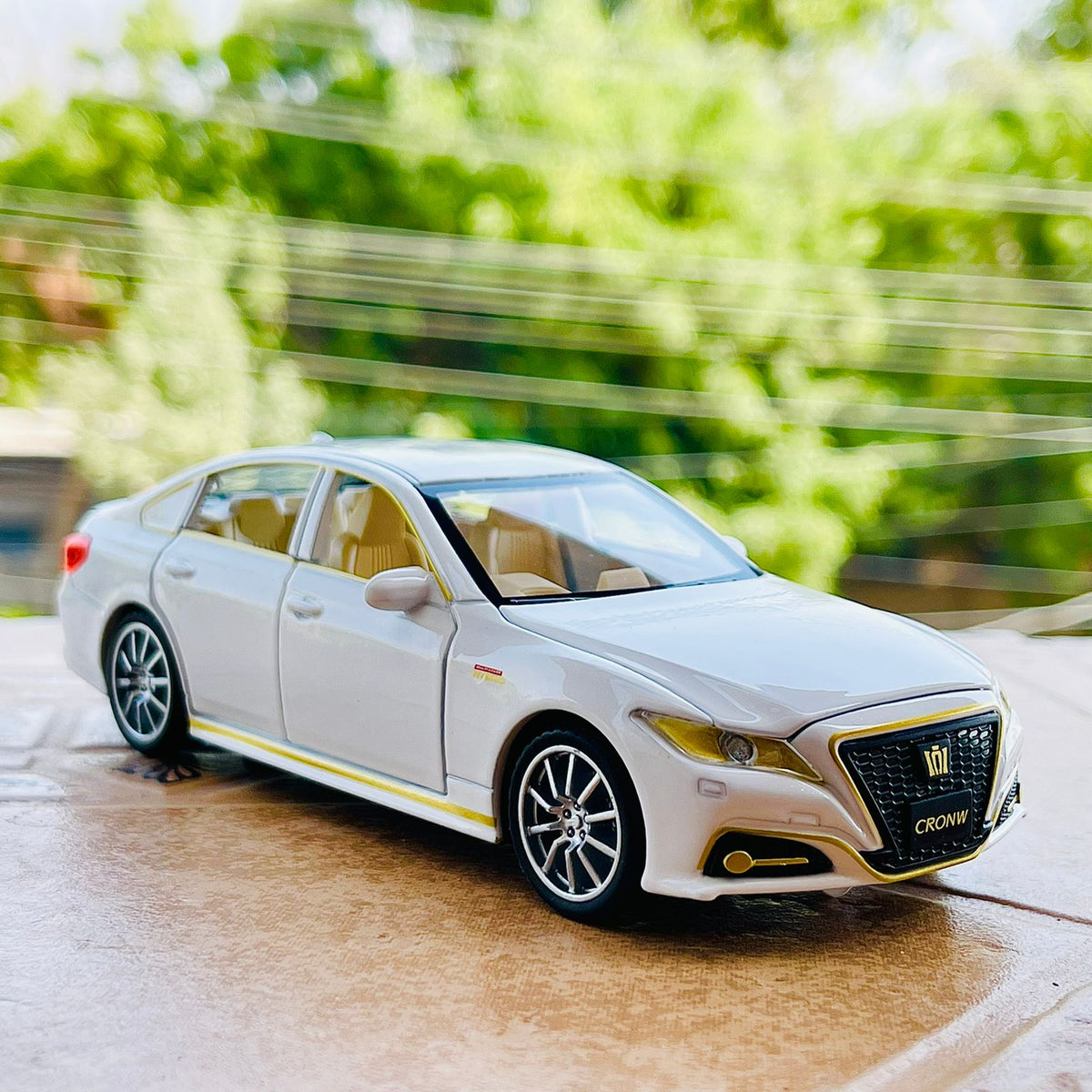 Diecast Toyota Crown Scale 1:32