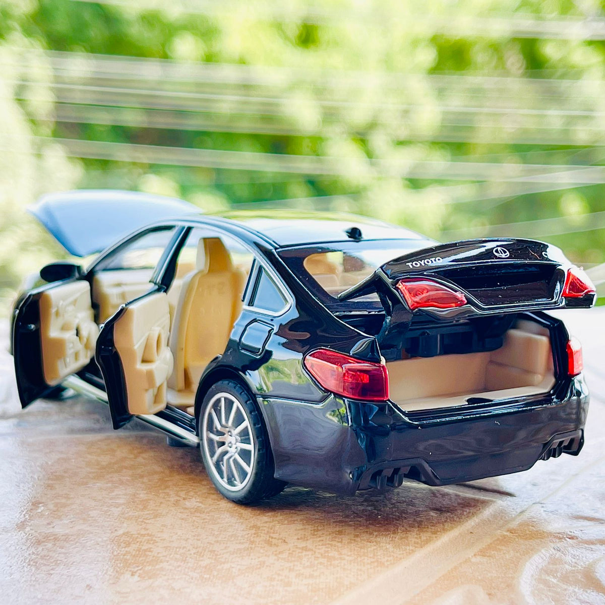 Diecast Toyota Crown Scale 1:32