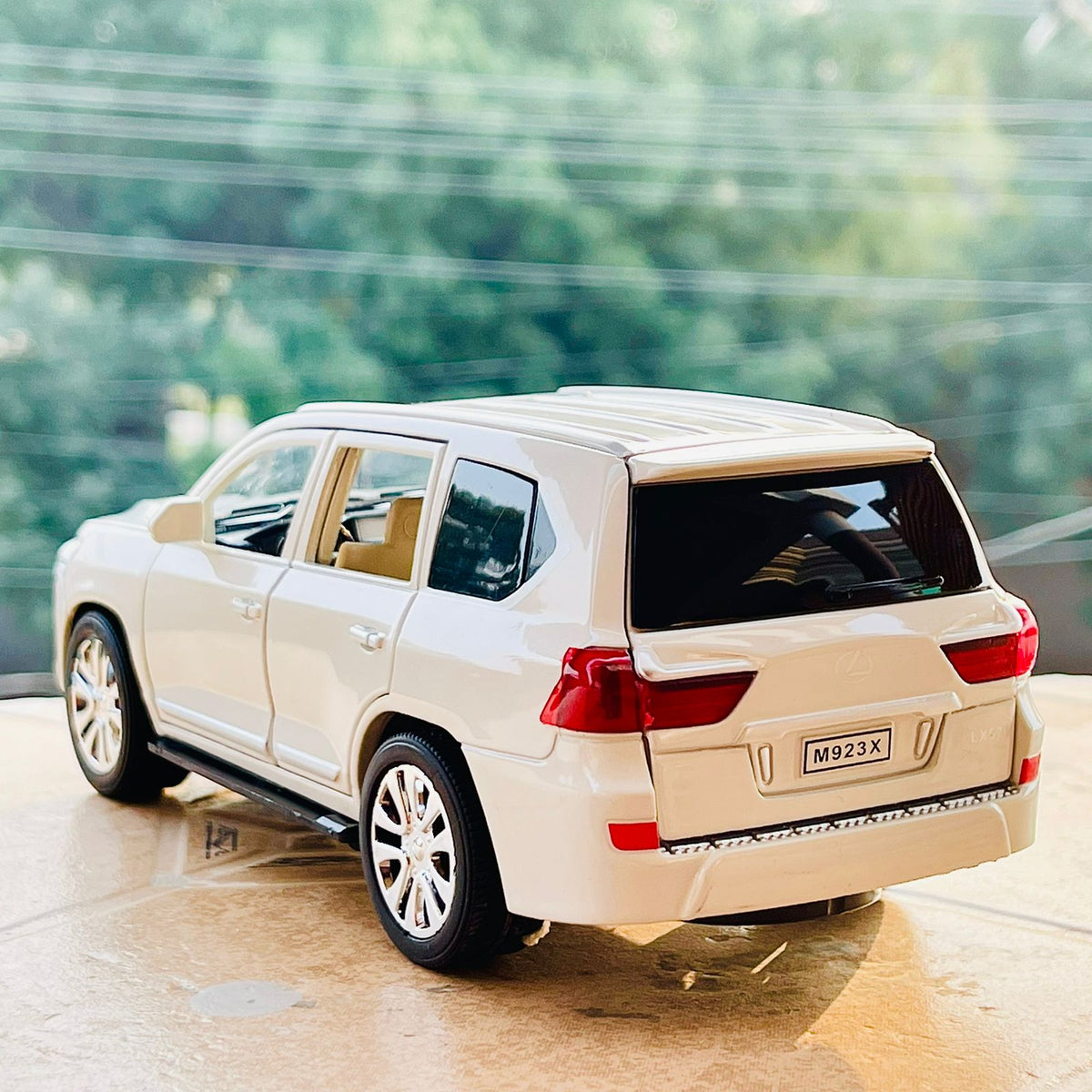 Diecast 1:24 Scale Lexus LX570