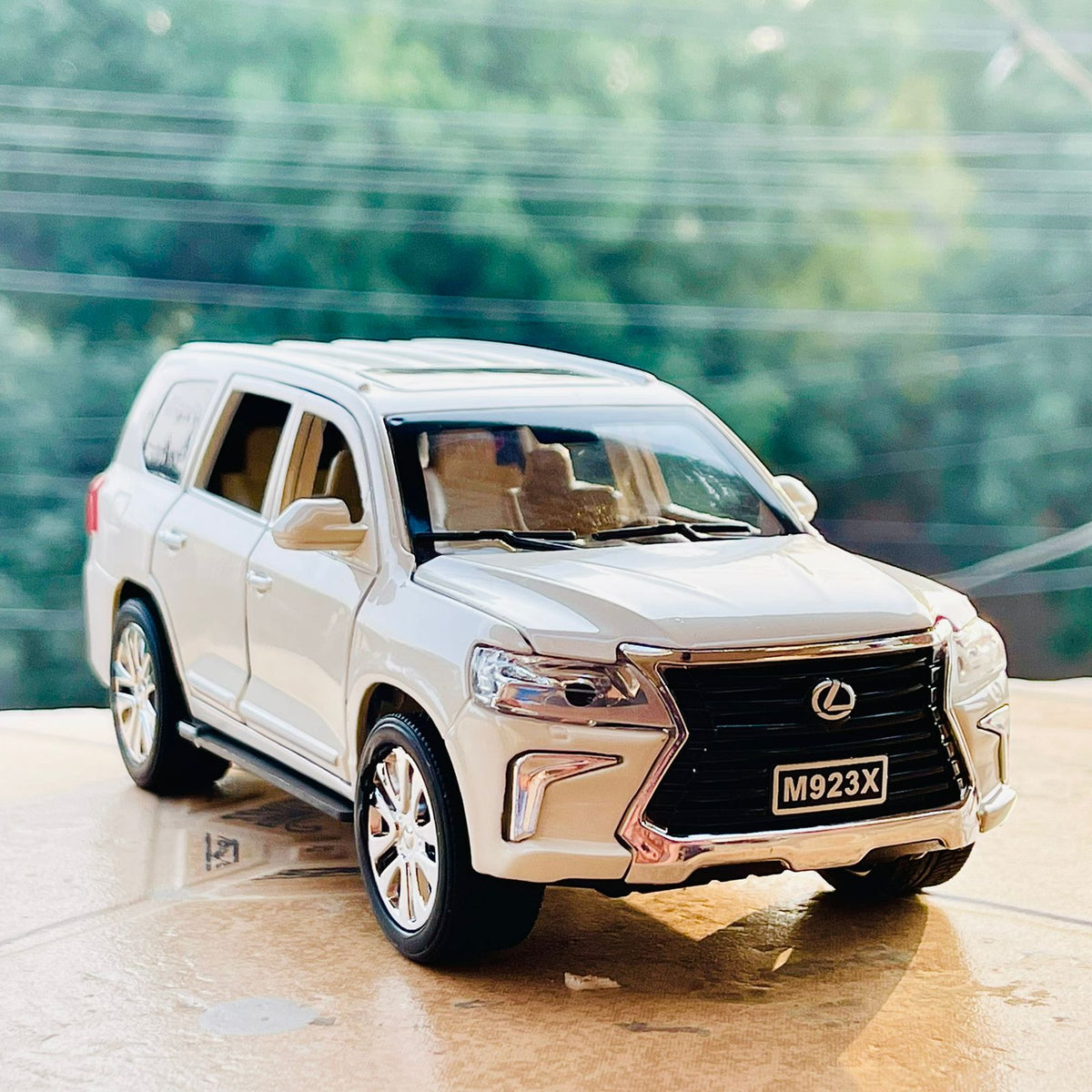 Diecast 1:24 Scale Lexus LX570