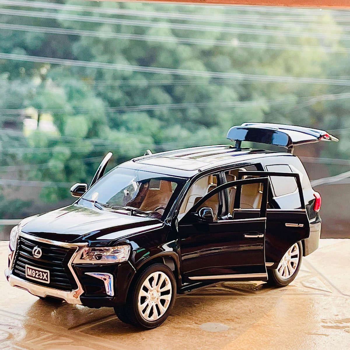 Diecast 1:24 Scale Lexus LX570