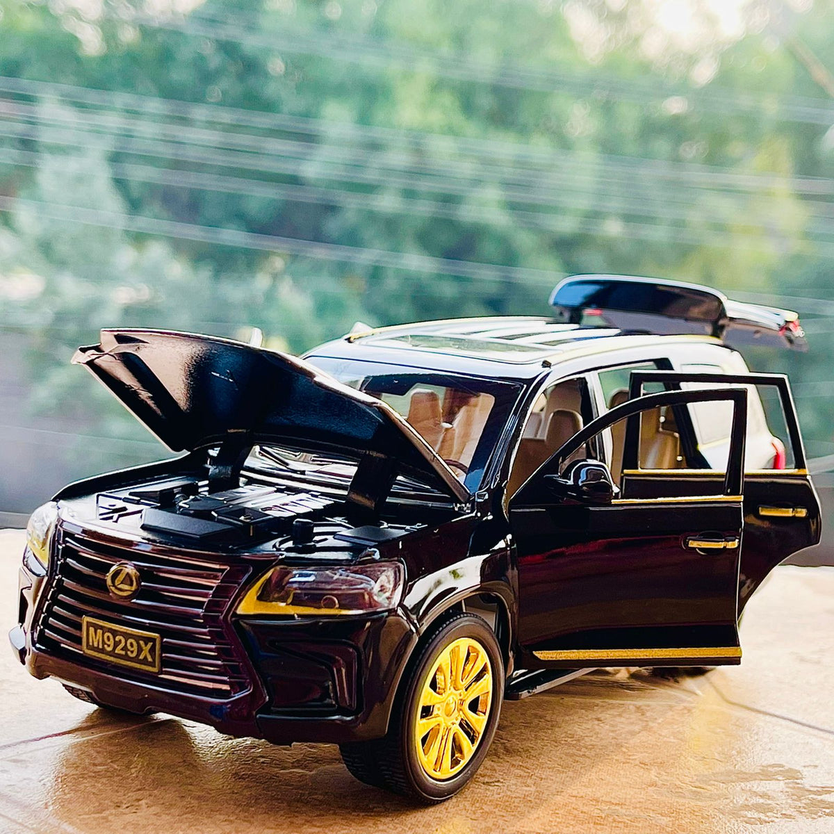Diecast 1:24 Scale Lexus LX570 - Black & Gold