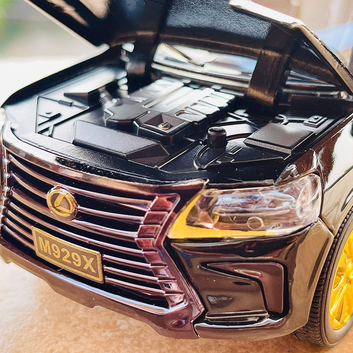 Diecast 1:24 Scale Lexus LX570 - Black & Gold