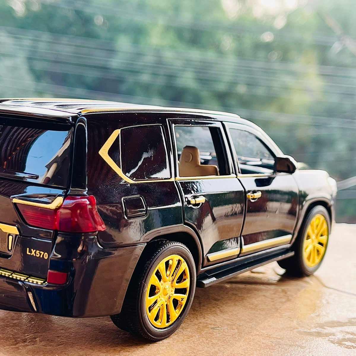 Diecast 1:24 Scale Lexus LX570 - Black & Gold