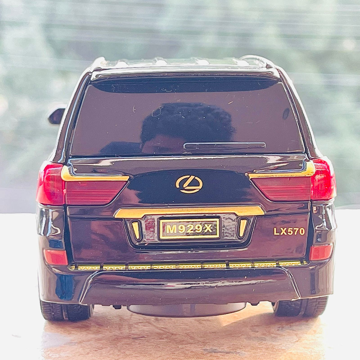 Diecast 1:24 Scale Lexus LX570 - Black & Gold