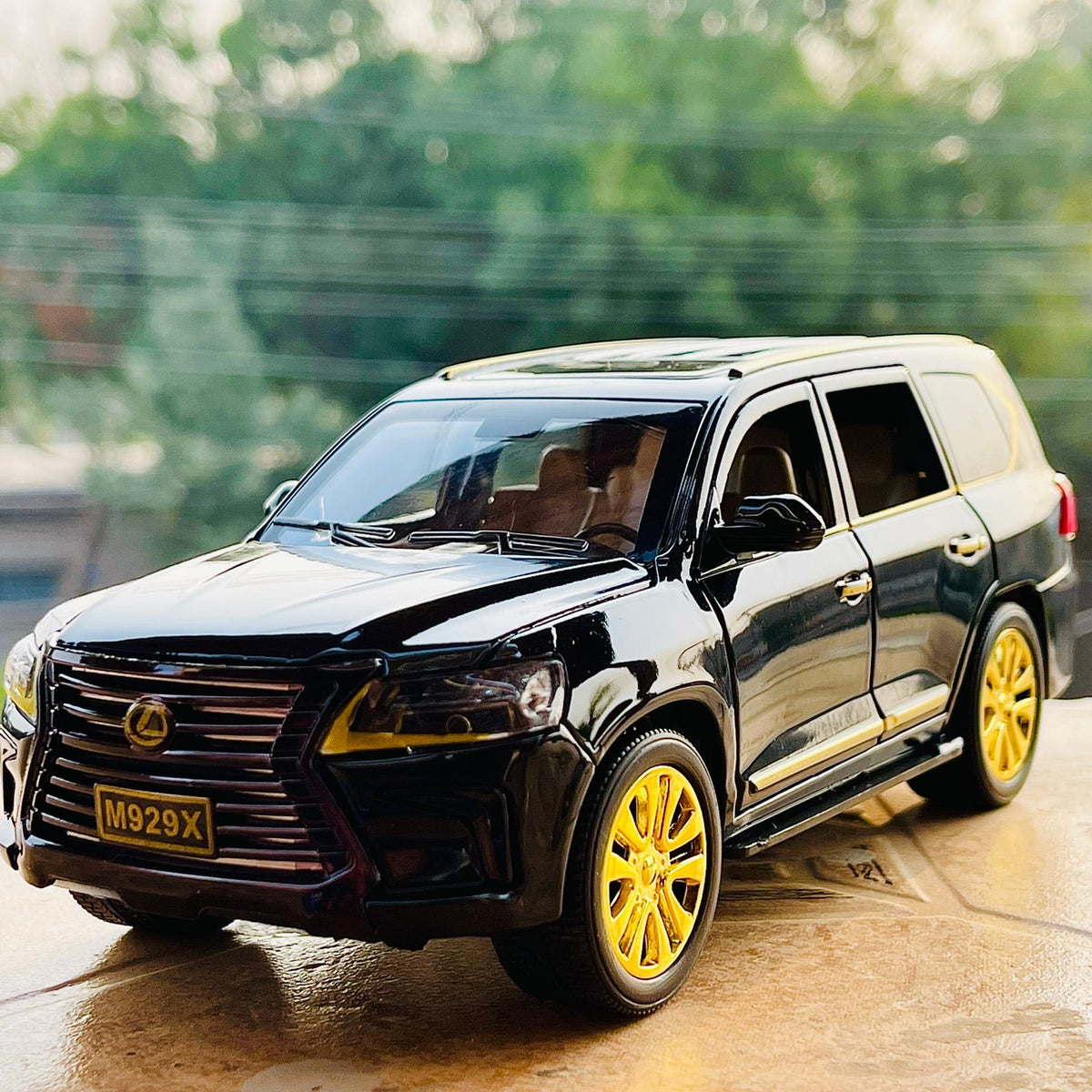 Diecast 1:24 Scale Lexus LX570 - Black & Gold