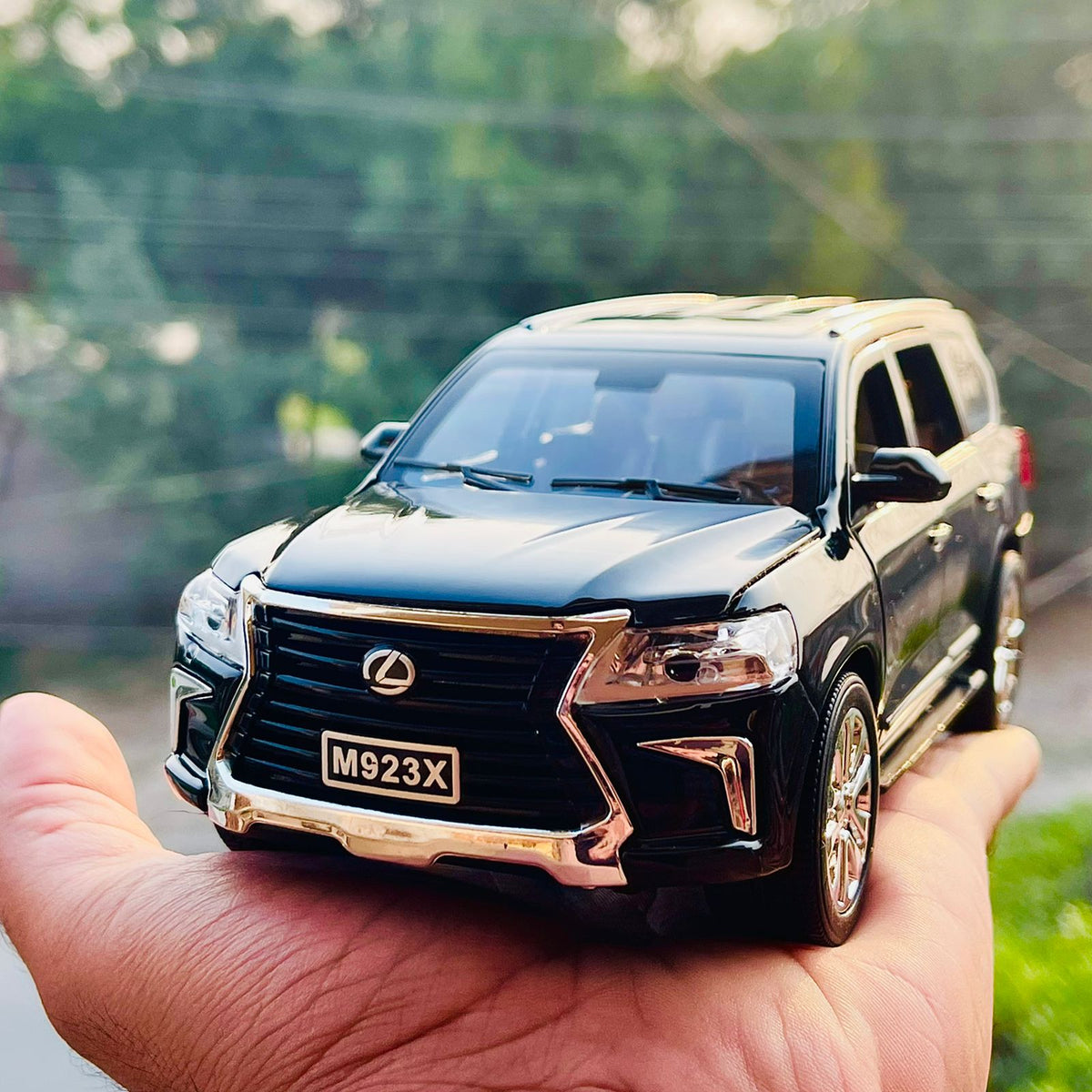 Diecast 1:24 Scale Lexus LX570