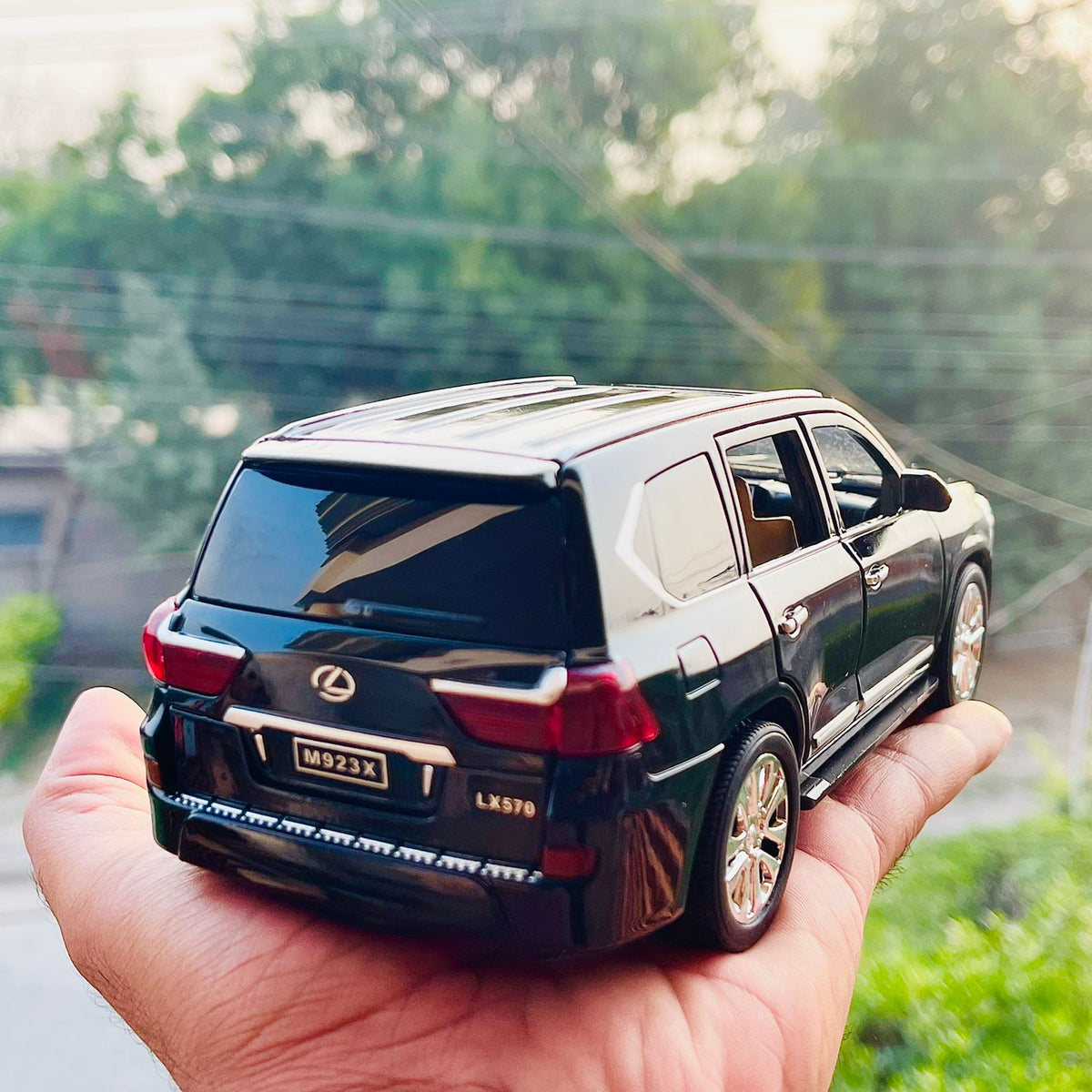 Diecast 1:24 Scale Lexus LX570