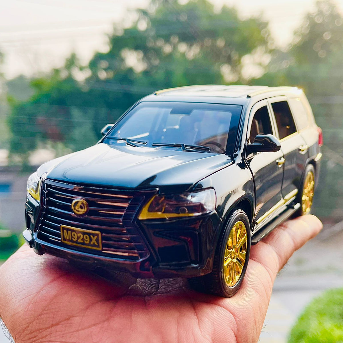 Diecast 1:24 Scale Lexus LX570 - Black & Gold