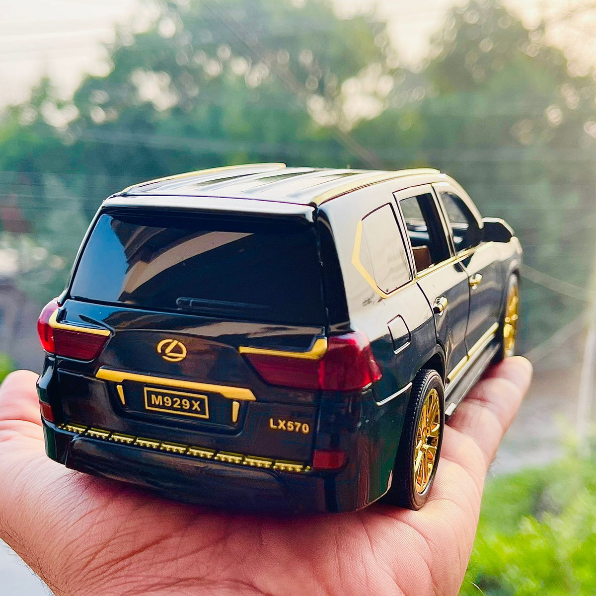 Diecast 1:24 Scale Lexus LX570 - Black & Gold