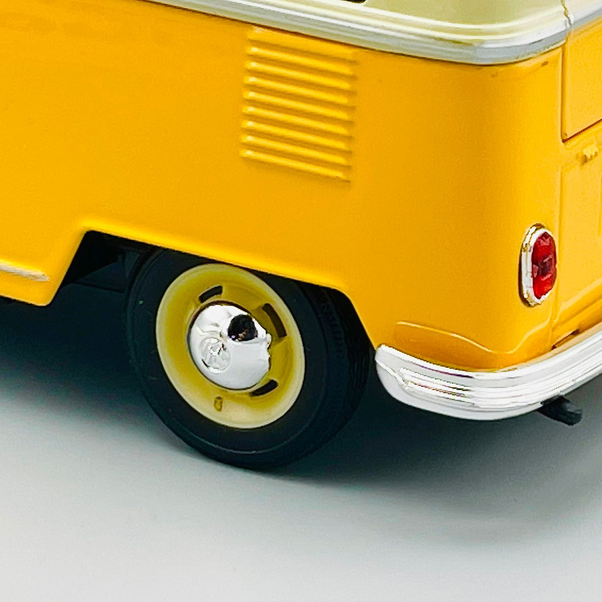 1:24 Scale 1963 Volkswagen T1 Classical Bus