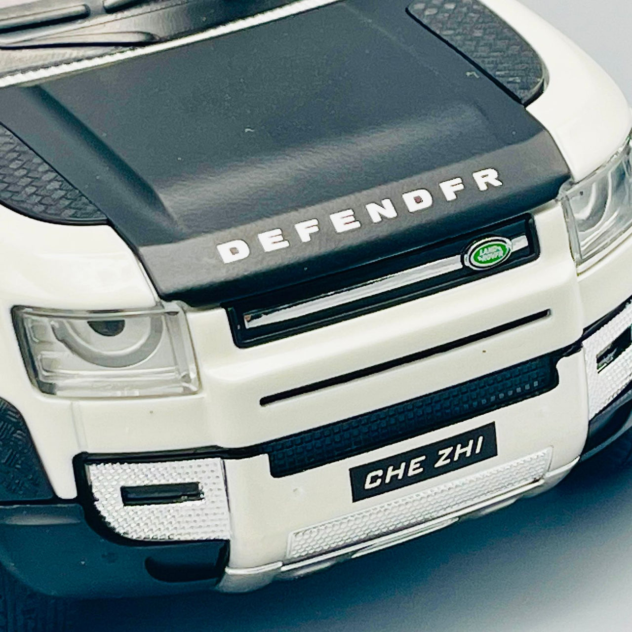 1:24 Diecast Land Rover Defender