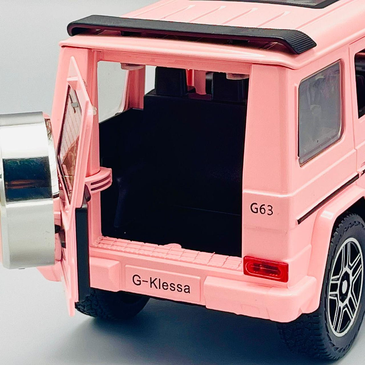 1:24 Diecast Metal Mercedes Benz G63 - Major Fault