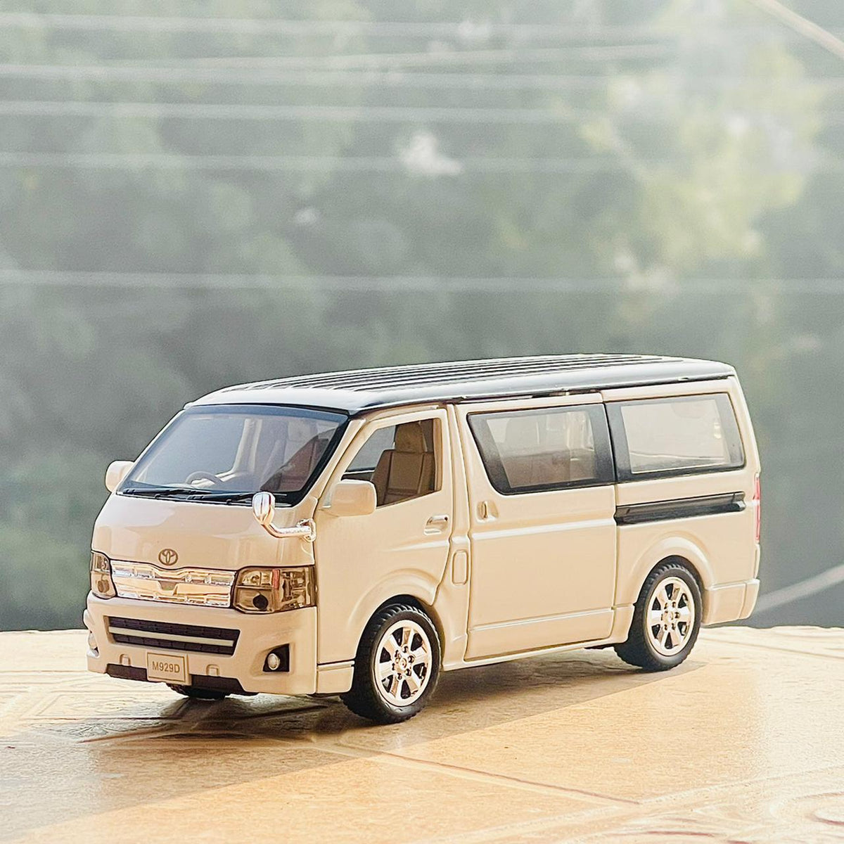 1:32 Diecast Toyota HIACE GL