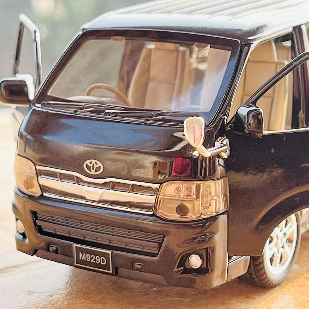 1:32 Diecast Toyota HIACE GL