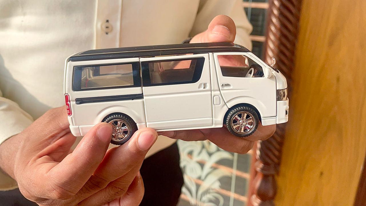 1:32 Diecast Toyota HIACE GL
