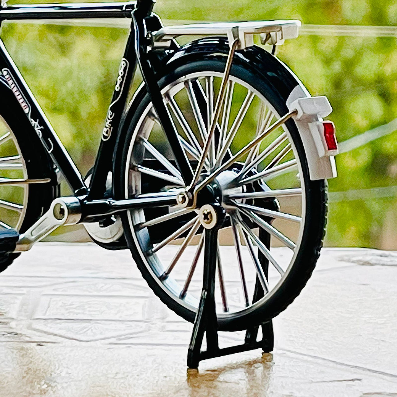 1:10 Scale Classic Diecast Bicycle (Toy)