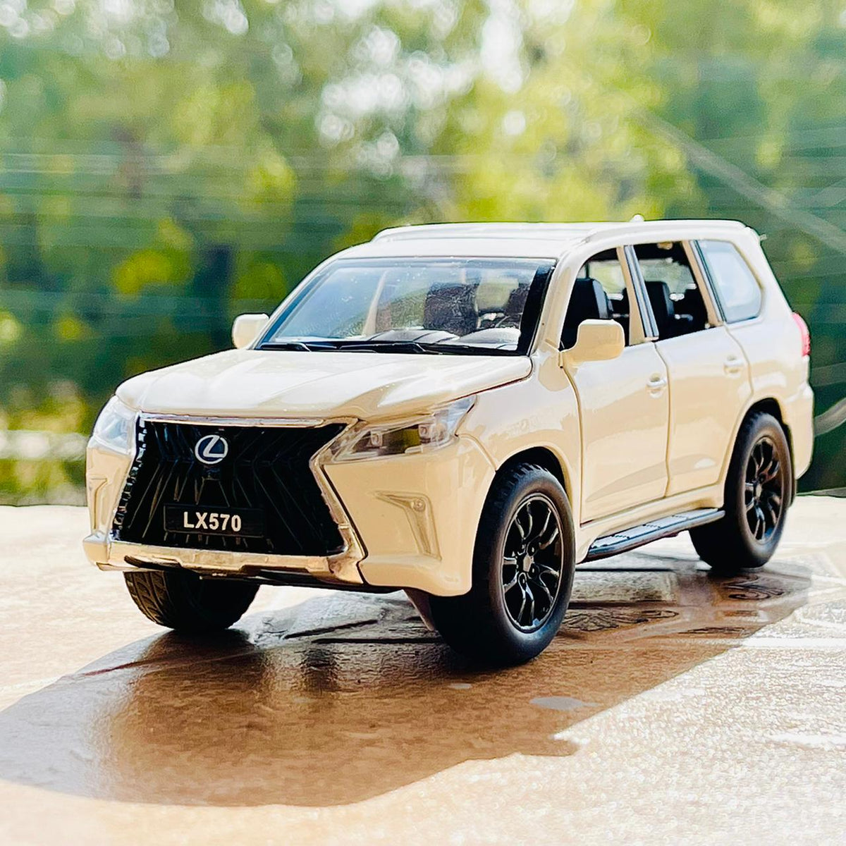 1:32 Diecast Lexus LX 570 - Major Fault