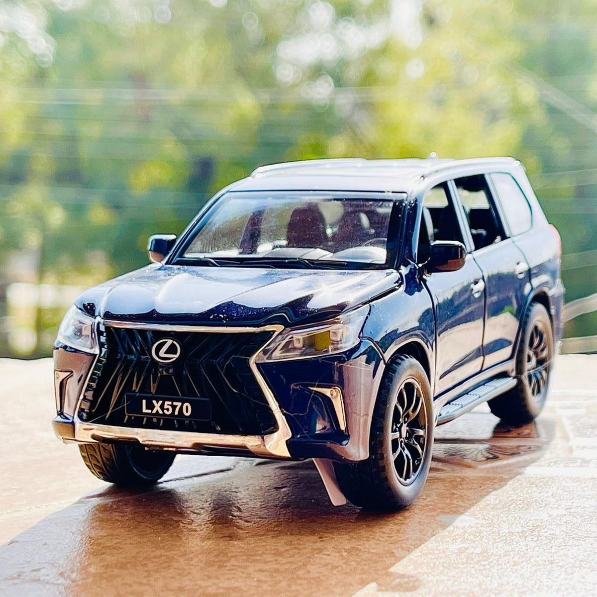 1:32 Diecast Lexus LX 570 - Major Fault