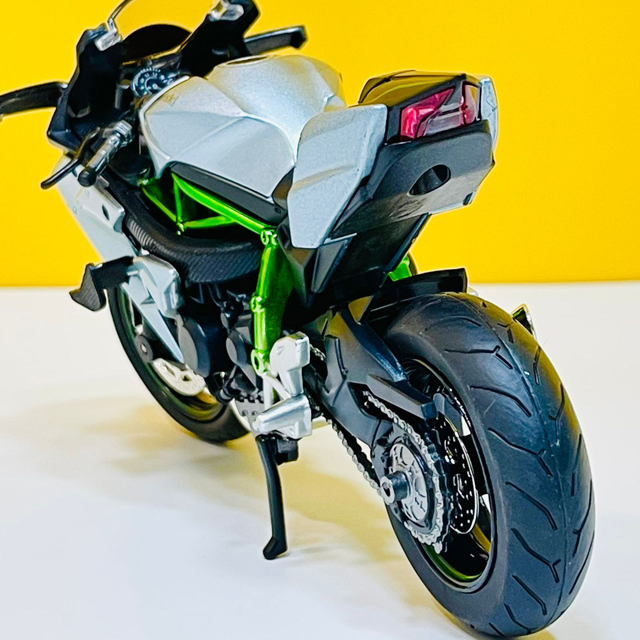 1:12 Diecast Metal Kawasaki Ninja H2R