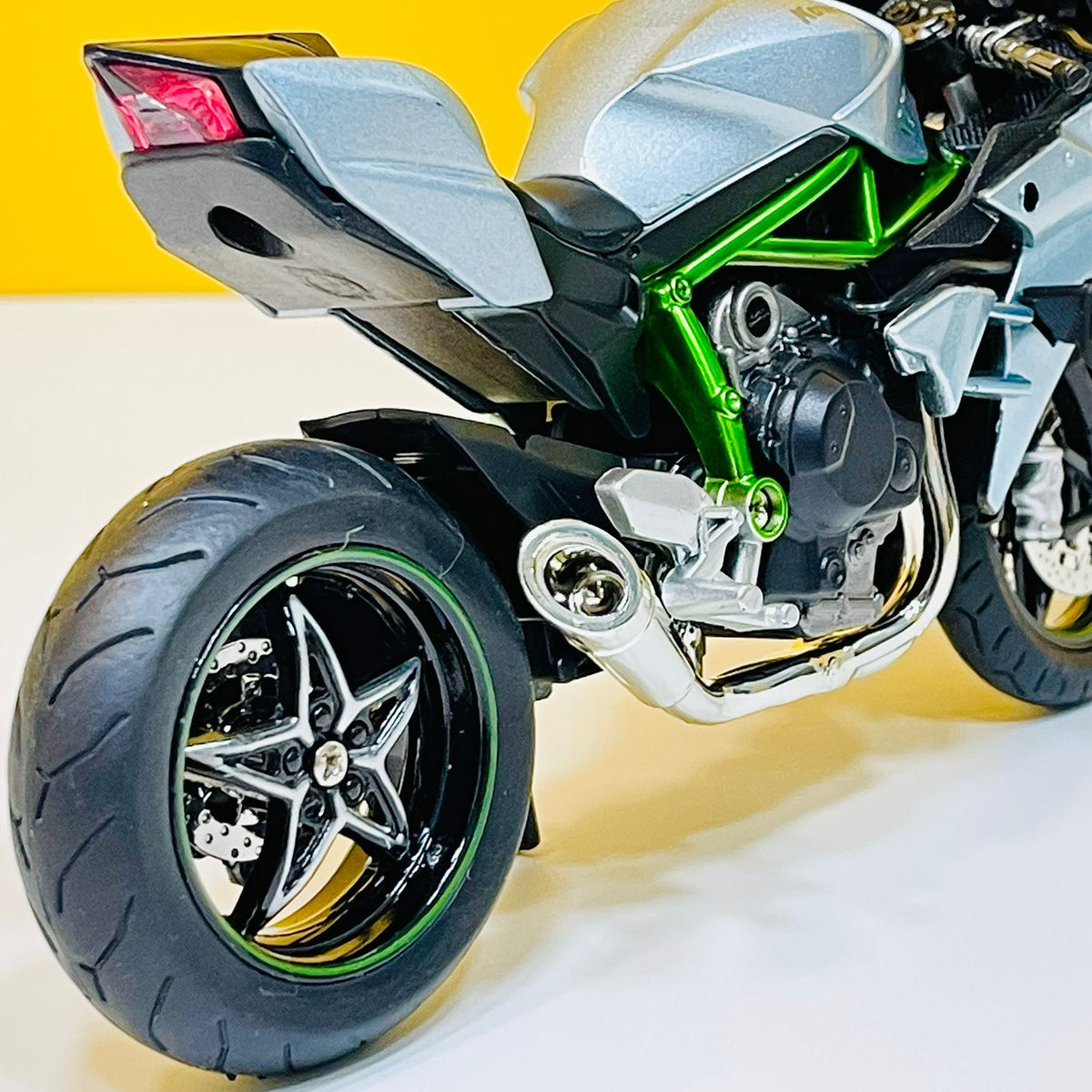 1:12 Diecast Metal Kawasaki Ninja H2R