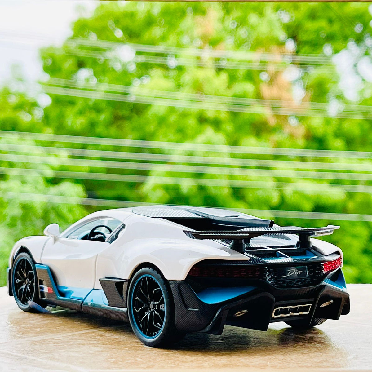Die-cast Metal 1:24 Bugatti Divo