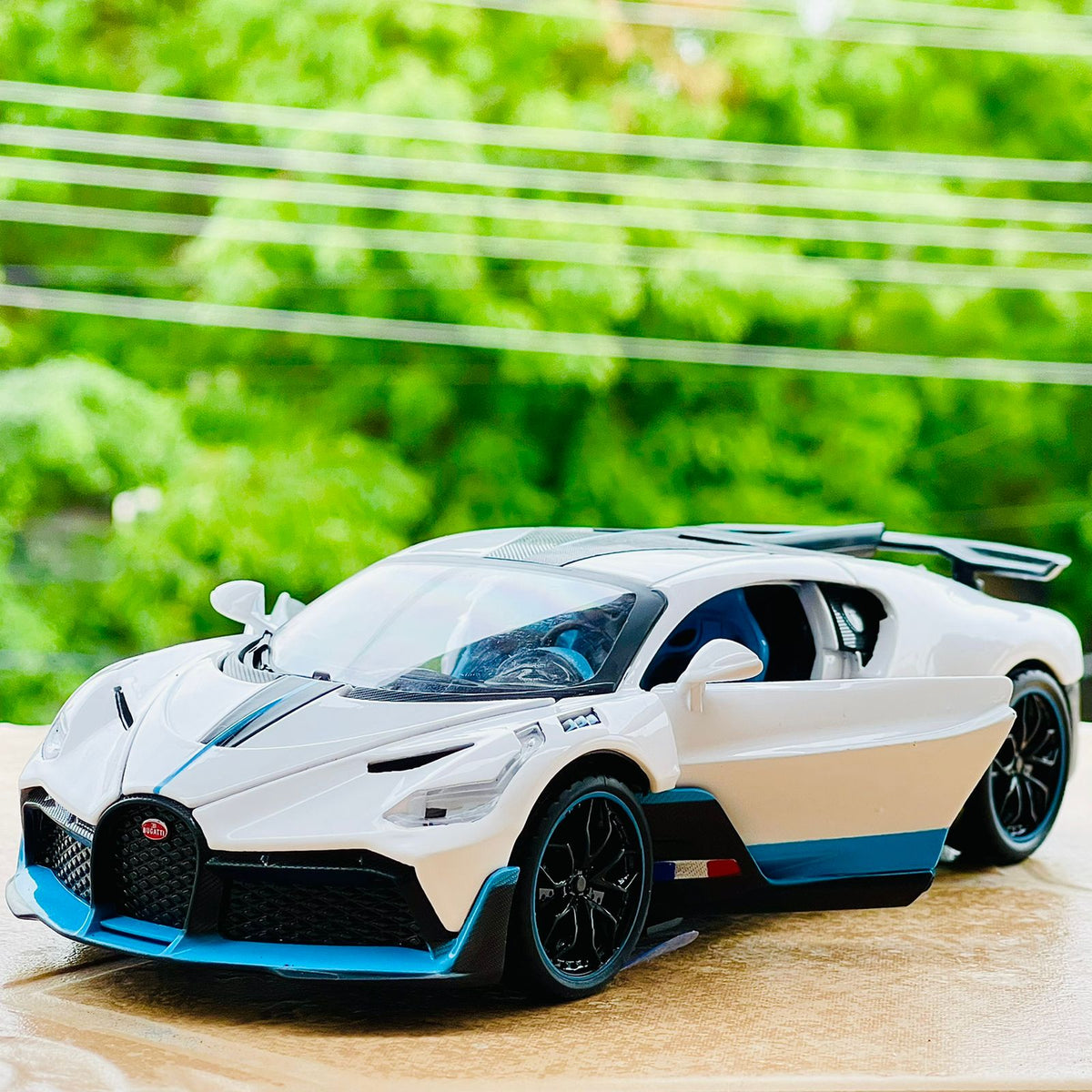 Die-cast Metal 1:24 Bugatti Divo