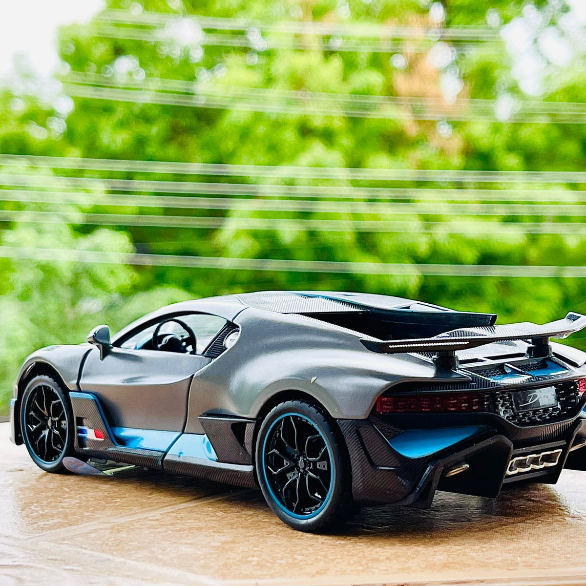 Die-cast Metal 1:24 Bugatti Divo